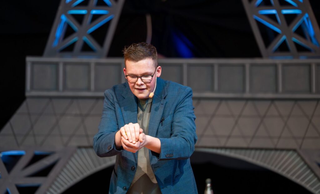 Florian Herz bei einer Bühnenshow mit Zaubertrick