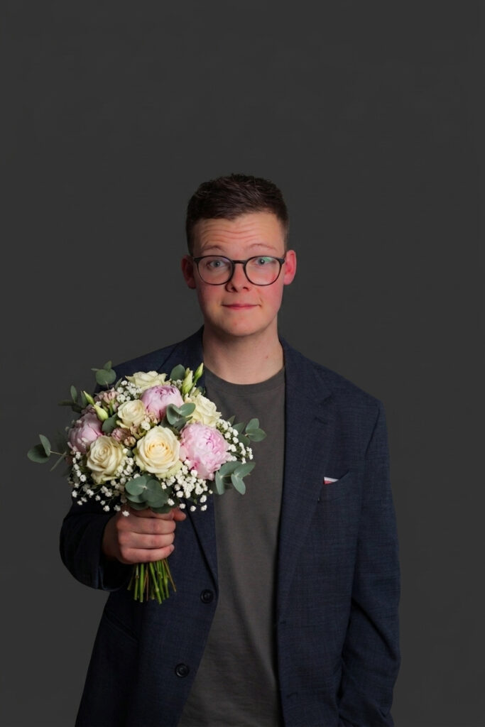 Zauberer Florian Herz begeistert Hochzeitsgäste beim Sektempfang mit interaktiver Tischzauberei