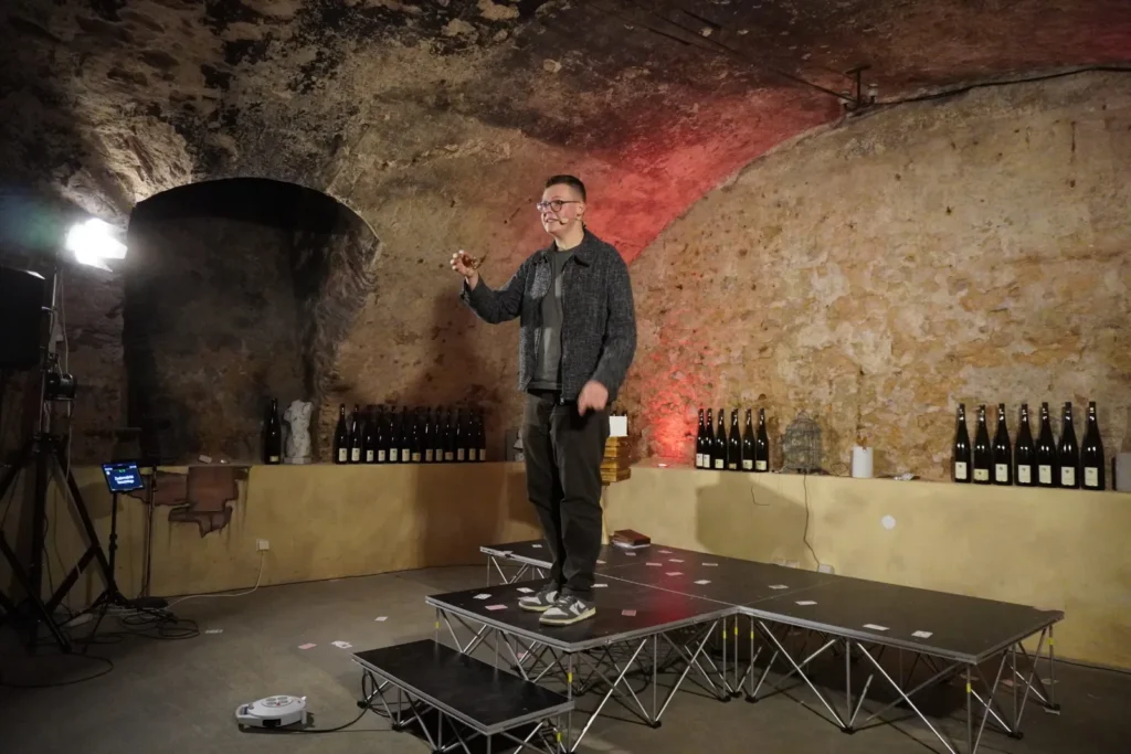 Florian Herz bei einer Zaubershow auf einer Bühne in einem Gewölbekeller