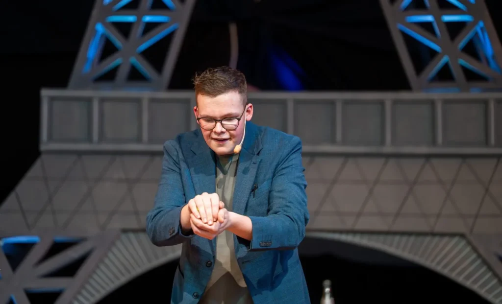 Zauberer für Fastnacht: Florian Herz bei einer Bühnenshow mit Zaubertrick