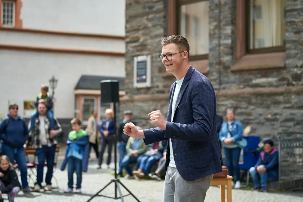 Zauberer für Geburtstage: Florian Herz bei einer Zaubershow im Freien vor Familien