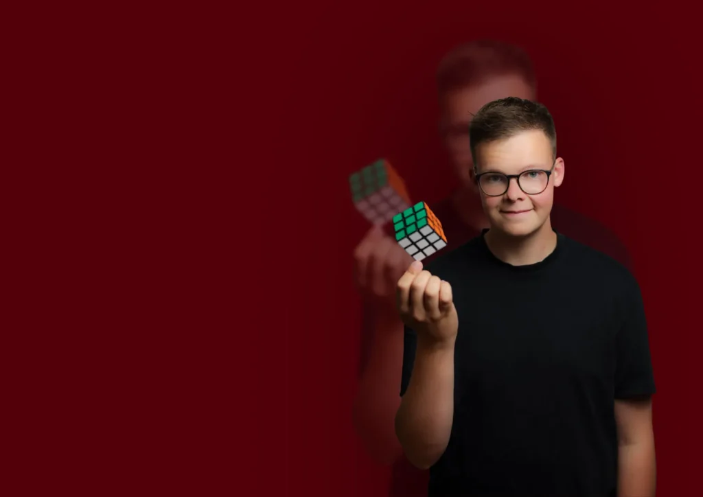 Florian Herz lässt einen Zauberwürfel über seiner Hand schweben