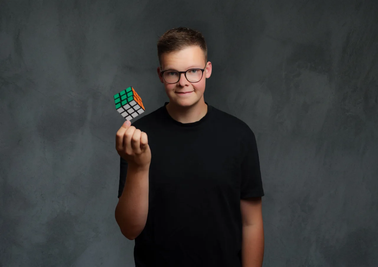 Florian Herz lässt einen Zauberwürfel über seiner Hand schweben