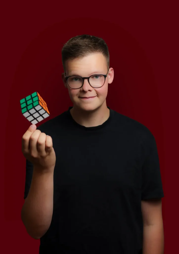 Wedding magician Luxembourg: Florian Herz makes a puzzle cube float above his hand