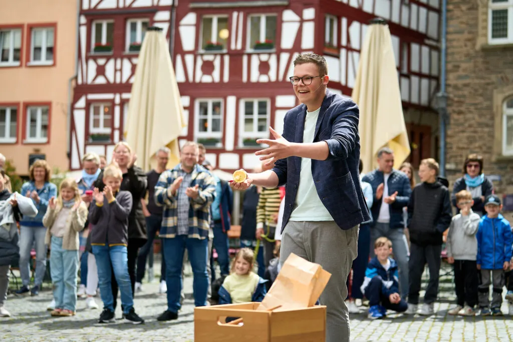 Magician Luxembourg: Florian Herz performing a magic show outdoors in front of an audience
