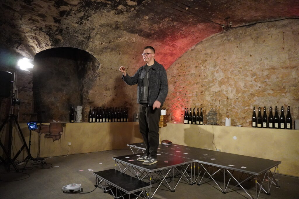 Programm für die Firmenfeier: Florian Herz bei einer Zaubershow im Gewölbekeller