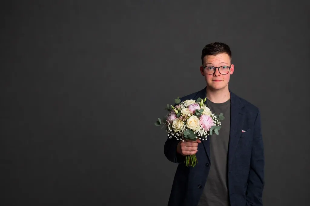 Zauberer auf der Hochzeit: Florian Herz mit einem Brautstrauß