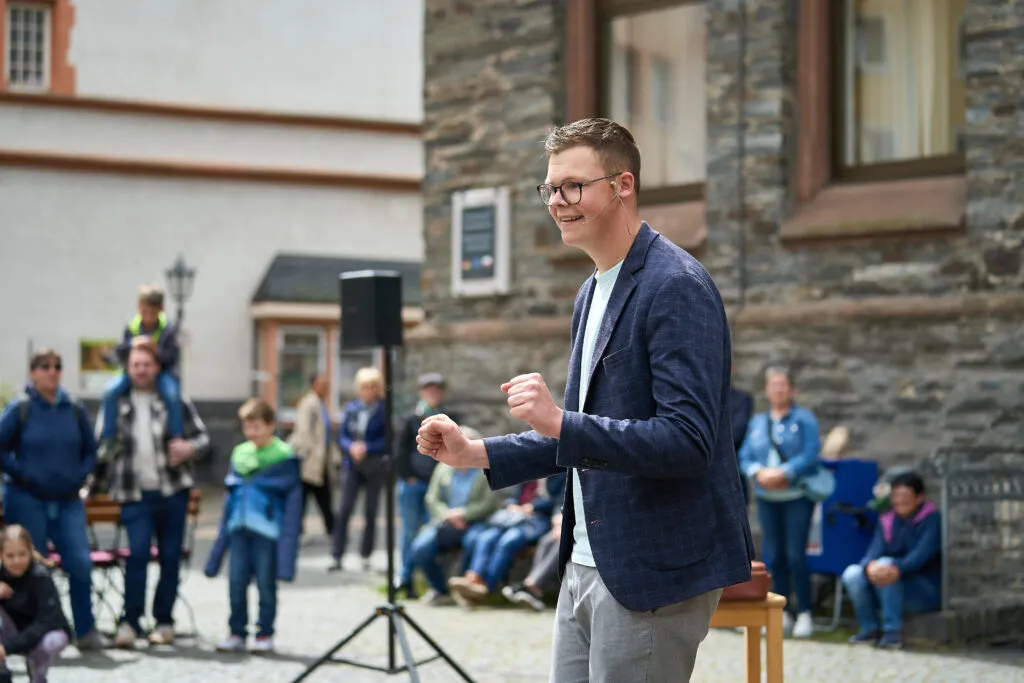 Zauberer für die Vereinsfeier: Zauberkünstler Florian Herz mit Zauberei hautnah