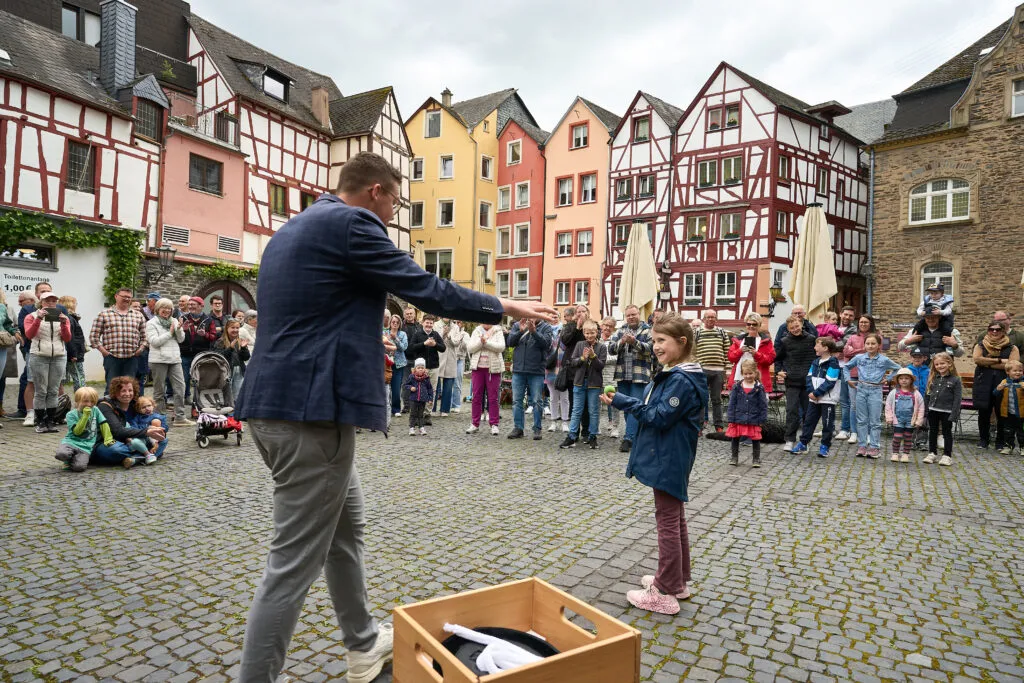 Zauberer für Sommerfest: Florian Herz bei einer Zaubershow im Freien vor Publikum